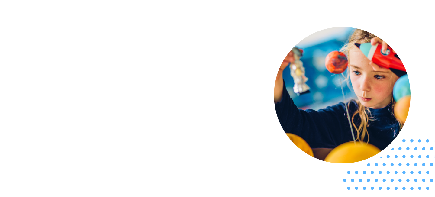 Hero banner desktop girl playing - dots on the right side